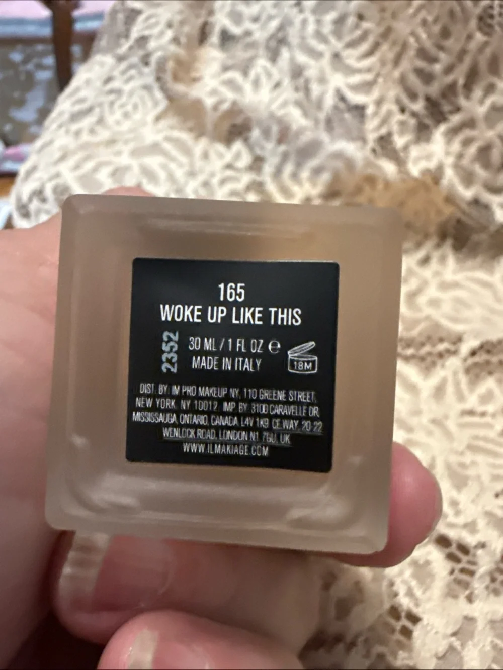 IL MAKIAGE Flawless Base Foundation - Black and White Packaging